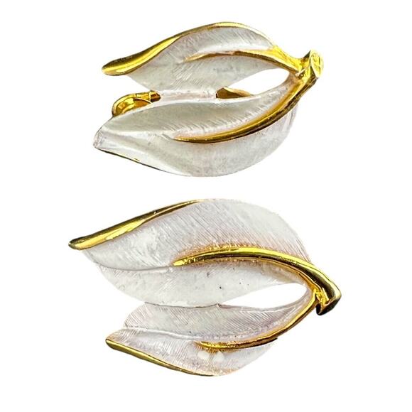 Sarah Coventry Clip On Earrings Pearlized Perfection White Enamel Goldtone Trim - Picture 6 of 8